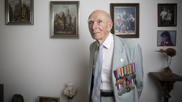 World War II veteran Les Cook, who will march in Canberra on Anzac Day, 70 years after his first march.