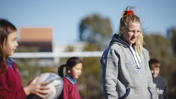 ADFRU player Izzy Atkinson helping at rugby clinic at Gold Creek Primary School.
