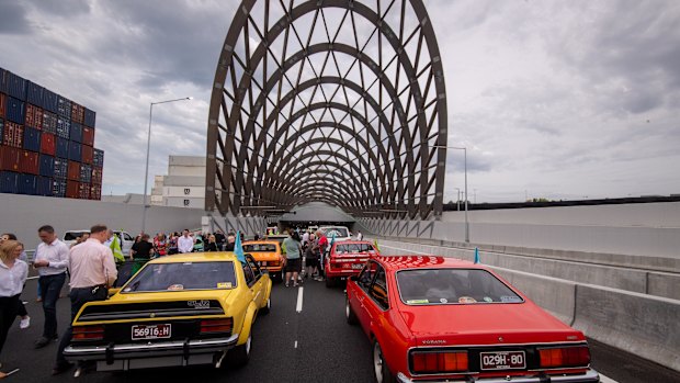 Carros antigos e clássicos fazem fila antes de passar pelo túnel no sábado.