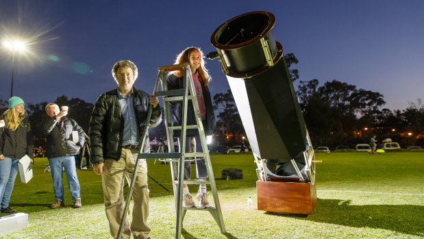 Anthony and Holly Todd of Belconnen drew a constant stream of admirers during the stargazing Guinness World Record attempt with their homemade Dobsonian telescope.