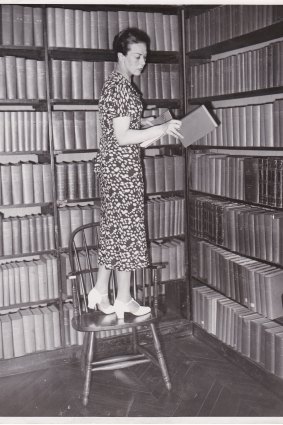 American Library in Paris director Dorothy Reeder categorising books in 1936.