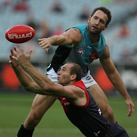 David Neitz misses the mark in front of Darryl Wakelin.