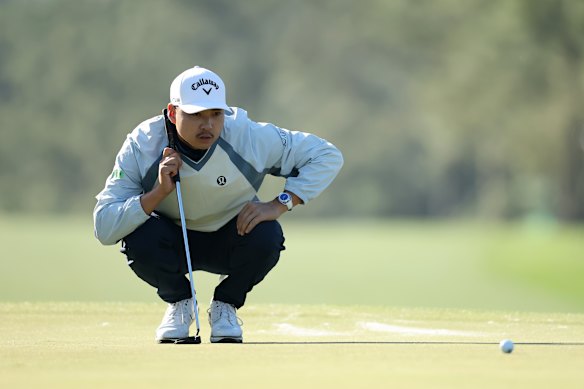 Lee lines up a putt.