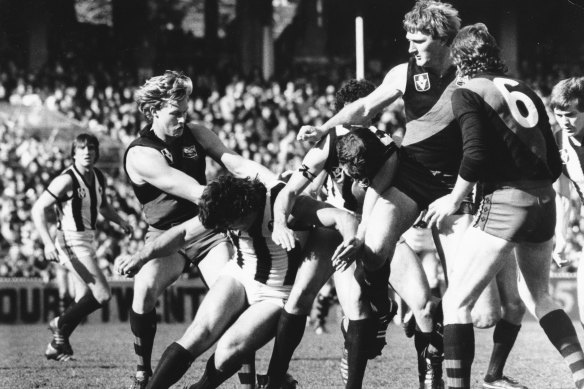 Bombers Alan Stoneham, Ron Andrews and Neale Daniher converge on their Magpie opponents.