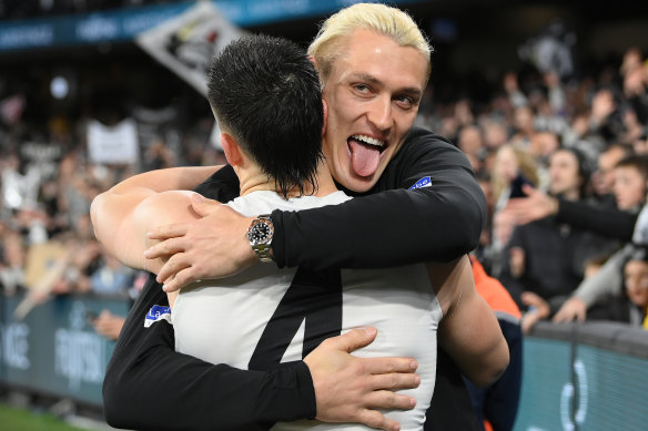 Darcy Moore hugs teammate Brayden Maynard.