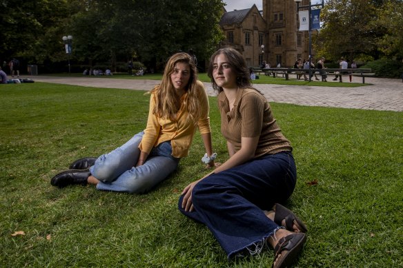 Students Hannah Moshinsky and Ruby Peer at Melbourne University.