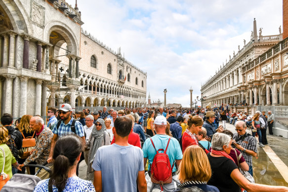 Cruise ship passengers crowd the walkway at the Doge’s Palace in Piazza San Marco.