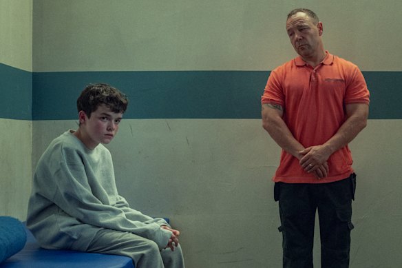 Owen Cooper e Stephen Graham em Adolescente, que compartilha temas com Senhor das Moscas.