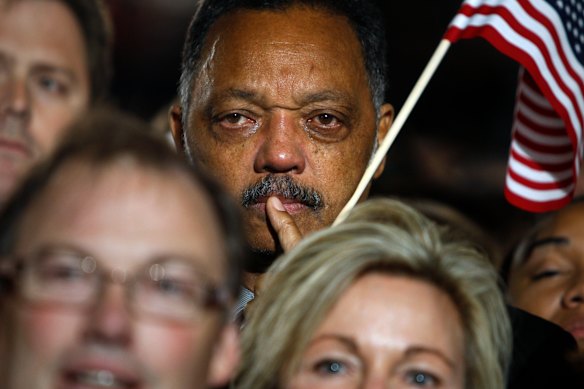 நவம்பர் 4, 2008 அன்று நடந்த ஜனாதிபதித் தேர்தலில் பராக் ஒபாமா வெற்றி பெற்றதாக அறிவிக்கப்பட்ட செய்தியைப் பார்த்து ஜாக்சன் சிகாகோவின் கிராண்ட் பூங்காவில் கூட்டத்துடன் சேர்ந்தார்.