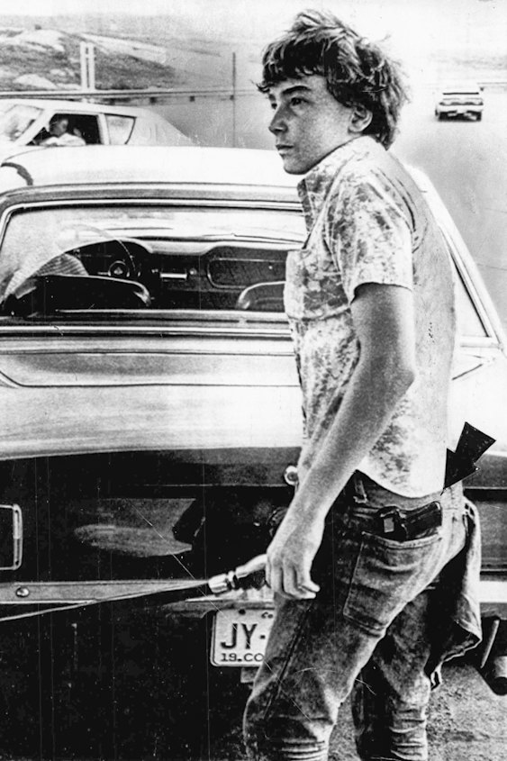 Um frentista de posto de gasolina no Colorado com uma arma no bolso de trás para desencorajar turistas hostis que tiveram o combustível recusado em 1973.