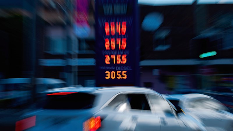 Fuel prices fall as Australian servos fast-track excise cuts