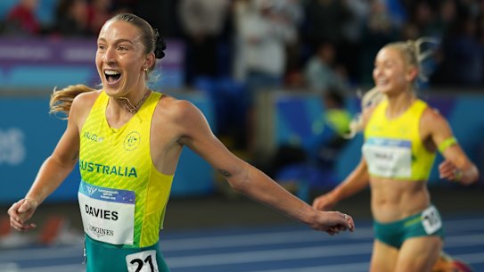 An elated Rose Davies wins gold in the 5000m at the Commonwealth Games ahead of Jess Hull in Glasgow.