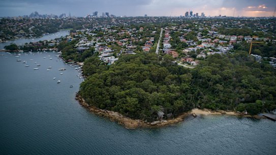 A new government report reveals about 12,000 cubic metres of material containing lead, mercury, silver and zinc will be dredged from Middle Harbour.