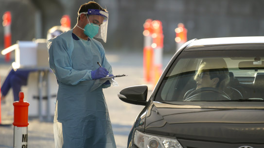 NEWS: Coronavirus drive through testing clinic at Bondi Beach. Covid. 27th August 2020, Photo: Wolter Peeters, The Sydney Morning Herald.