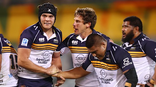 CANBERRA, AUSTRALIA - JUNE 07: Brumbies players celebrate after winning the Super Rugby Pacific Qualifying Final match between Brumbies and Hurricanes at GIO Stadium, on June 07, 2025, in Canberra, Australia. (Photo by Mark Nolan/Getty Images)