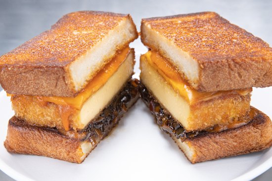 Suupaa’s egg sando stars a slab of fried tamago.