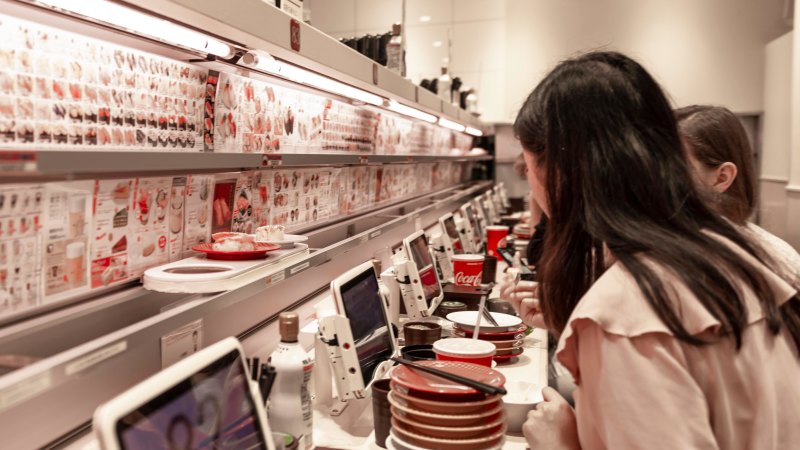'Suşi terörü' Japonya'nın konveyör bant restoranlarında değişikliklere yol açıyor