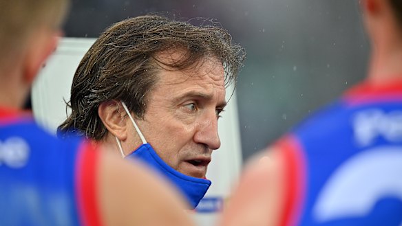 Beveridge speaks to his players during the elimination final win.