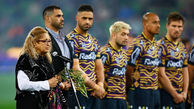 Aunty Joy Murphy performs a Welcome to Country alongside Greg Inglis and Melbourne Storm players in 2022.