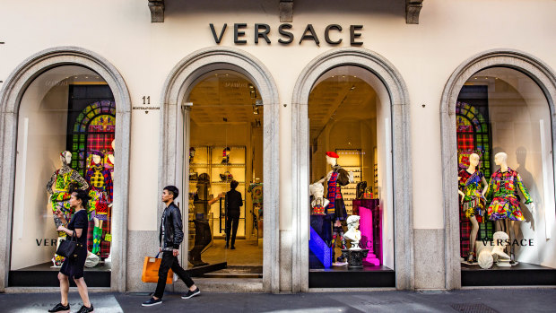 The iconic Italian fashion house of Versace is expected to be sold to handbag maker Michael Kors Holding.
