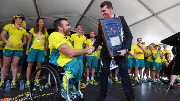 Lord Mayor Graham Quirk gives wheelchair gold medallist and crowd favourite Kurt Fearnley the keys to the City of Brisbane.