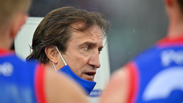 Beveridge speaks to his players during the elimination final win.