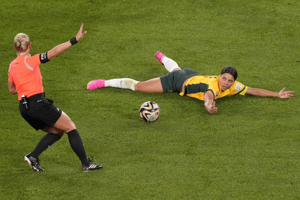 Sam Kerr appeals to the referee after being fouled.