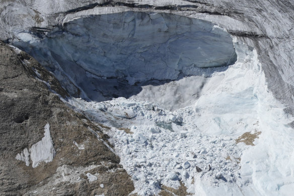 Una vista tomada desde un helicóptero de rescate del glaciar Ponta Roca cerca de Canazei, en los Alpes italianos, el año pasado después de que una gran parte del glaciar estallara, enviando una avalancha, nieve y rocas sobre los excursionistas.