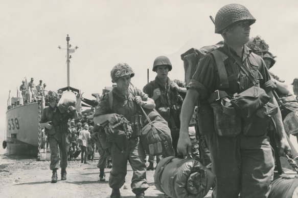 Troops of the 1st Battalion R.A.R. disembark on the beach at Vung Tau.