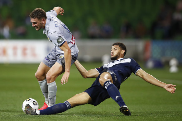 Gianni Stensness of the Mariners is tackled by Victory’s Rudy Gestede.