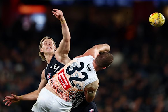 Giants ruckman Kieren Briggs battles with Blue Tom De Koning.