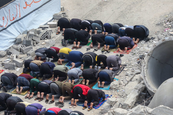 Palestinians pray on Friday near the ruins of Rafah’s Al-Farouq Mosque, which was destroyed by Israeli air strikes.