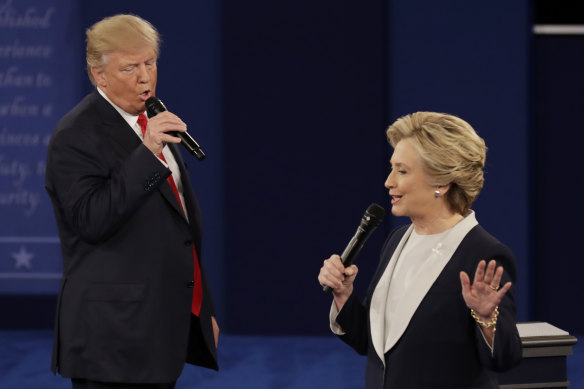 Donald Trump și Hillary Clinton în timpul unei dezbateri prezidențiale din 2016.