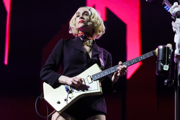 St. Vincent performing live in Las Vegas in April 2023, during her ’70s-influenced Daddy’s Home era.