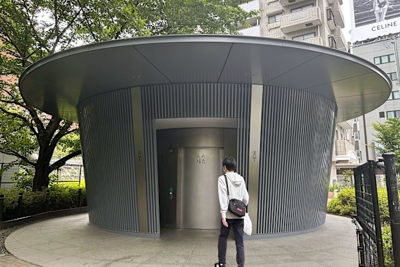 O banheiro projetado pelo arquiteto japonês Tadao Ando que apareceu no filme Perfect Days.