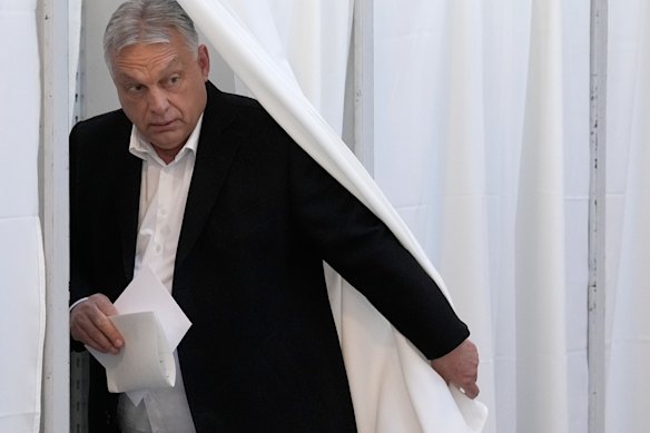 Viktor Orbán prepara-se para votar em Budapeste.