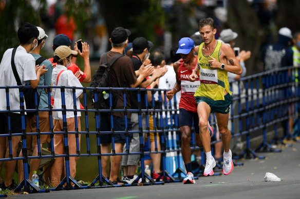 Brett Robinson 在东京奥运会马拉松比赛中因缝针的疼痛而沦为“慢跑”。