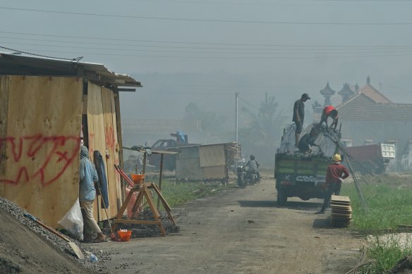 A fire at the huge Suwung landfill in Bali has proved difficult to conquer.