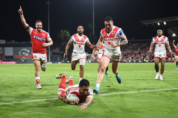 Anthony Milford dives over for Dolphins’ try against the Dragons.