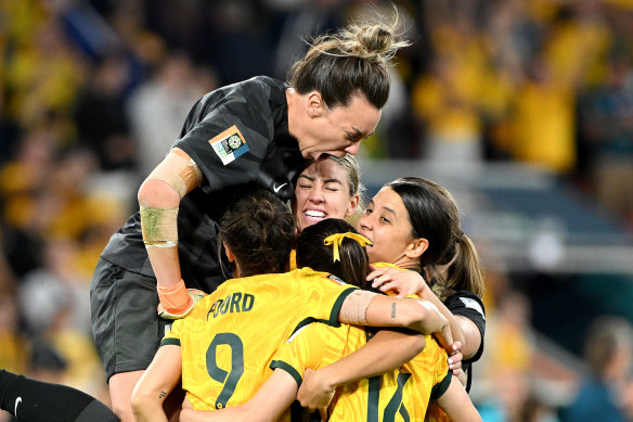 Mackenzie Arnold celebrates with her fellow Matildas after Cortnee Vine’s winning kick.