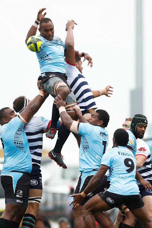 Filimoni Camaitovu of Fiji Drua knocks the ball to Peni Matawalu of Fijian Drua (3R) during the round 6 NRC match between Melbourne Rising and Fijian Drua in 2019. 