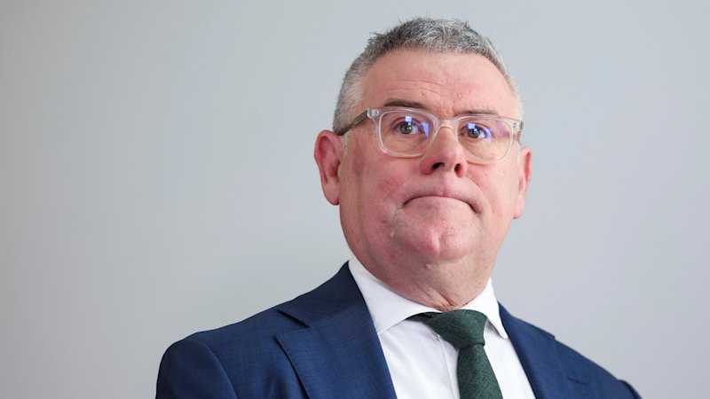 Minister Watt preiskuje preplačilo za prenovo spletne strani meteorološkega urada