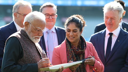 O primeiro-ministro indiano, Narendra Modi, contratou a ex-batedora de críquete australiana Lisa Sthalekhar, junto com Steve Waugh. 