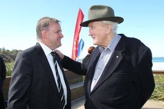Anthony Albanese with the late Labor politician Tom Uren in the Sydney seat of Mackellar in 2010.