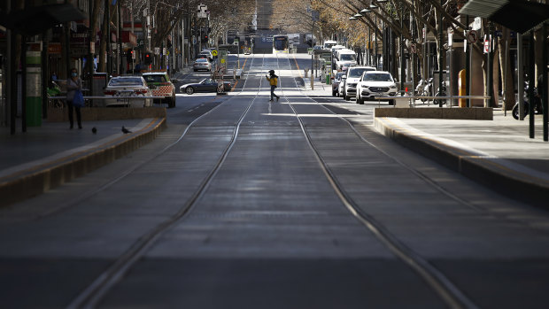 A deserted Bourke Street in Melbourne. Economists and the RBA say the nation's economic recovery depends on bringing the spread of COVID-19 under control. 