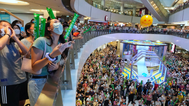 People react as they watch Siobhan Bernadette Haughey of Hong Kong swim in the women’s 100-meter freestyle final. 