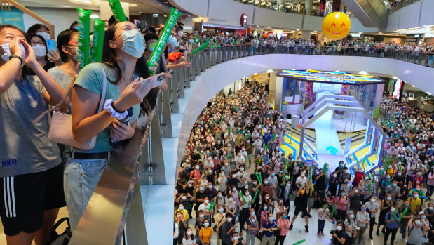 People react as they watch Siobhan Bernadette Haughey of Hong Kong swim in the women’s 100-metre freestyle final. 