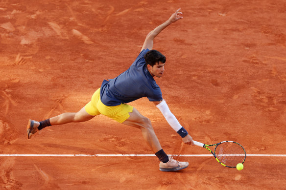 Carlos Alcaraz plays a backhand against Alexander Zverev.