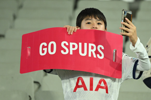 A Spurs fan holds up a sign.