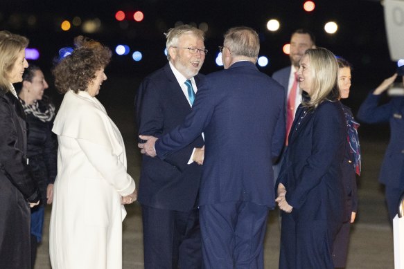 US ambassador Kevin Rudd and his wife Therese Rein greet Anthony Albanese and Jodie Haydon at Joint Base Andrews.